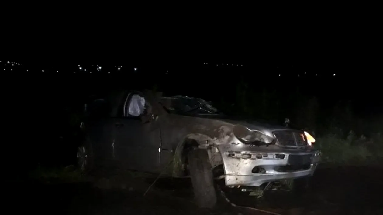 Un tânăr de 22 de ani a murit în Iași după ce a „zburat” cu un Mercedes, într-o curbă