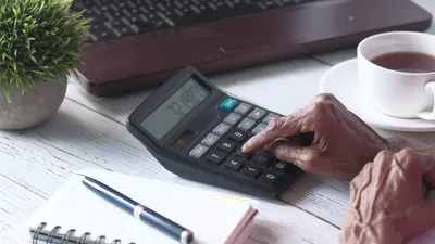Ce se întâmplă cu pensiile românilor de la 1 iulie 2026. Pensionarii care vor primi mai mulți bani, după creșterea salariului minim pe economie
