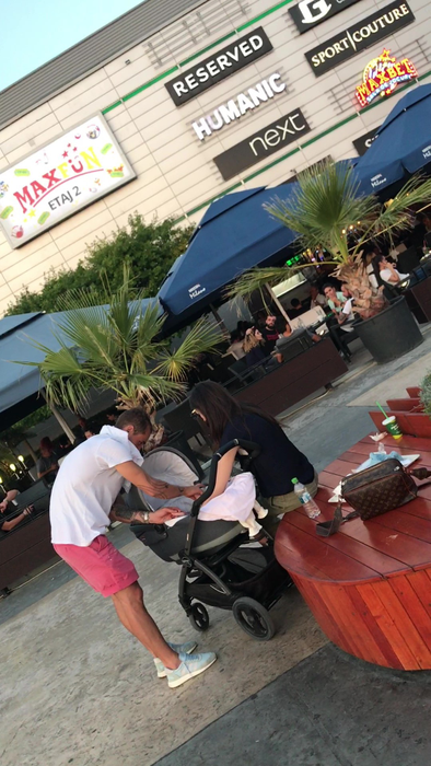 Vladimir, Alice şi fetiţa lor, la mall
