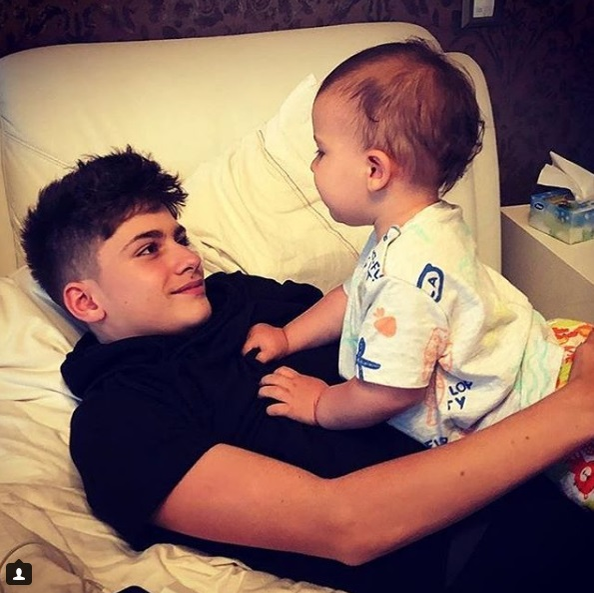 Gestul scandalos făcut de Mario, fiul lui Adrian Mutu și al Alexandrei Dinu. Și-a băgat mâna în pantaloni, apoi a fost fotografiat așa