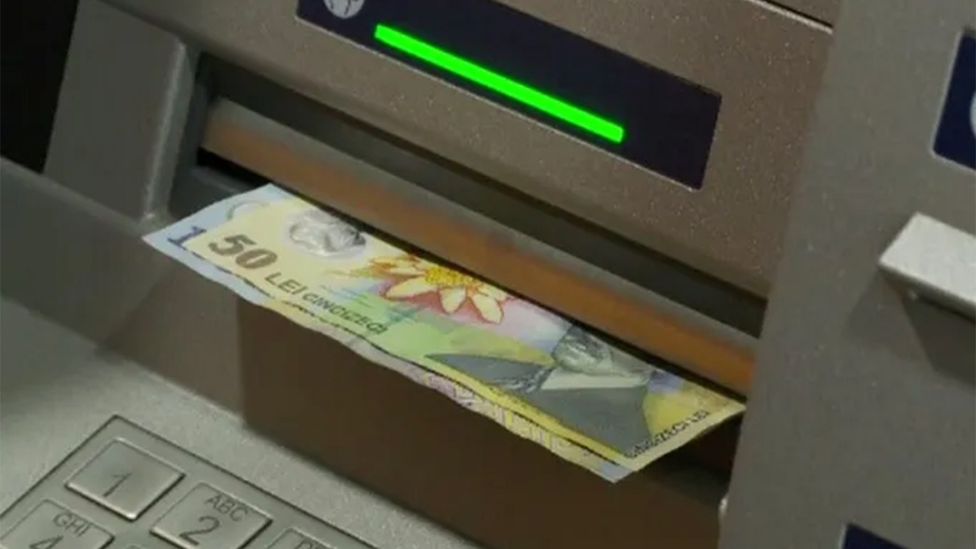 Un român de 67 de ani și-a scos pensia din bancomat, dar a uitat să ia banii din ATM. Ce a urmat depășește orice imaginație