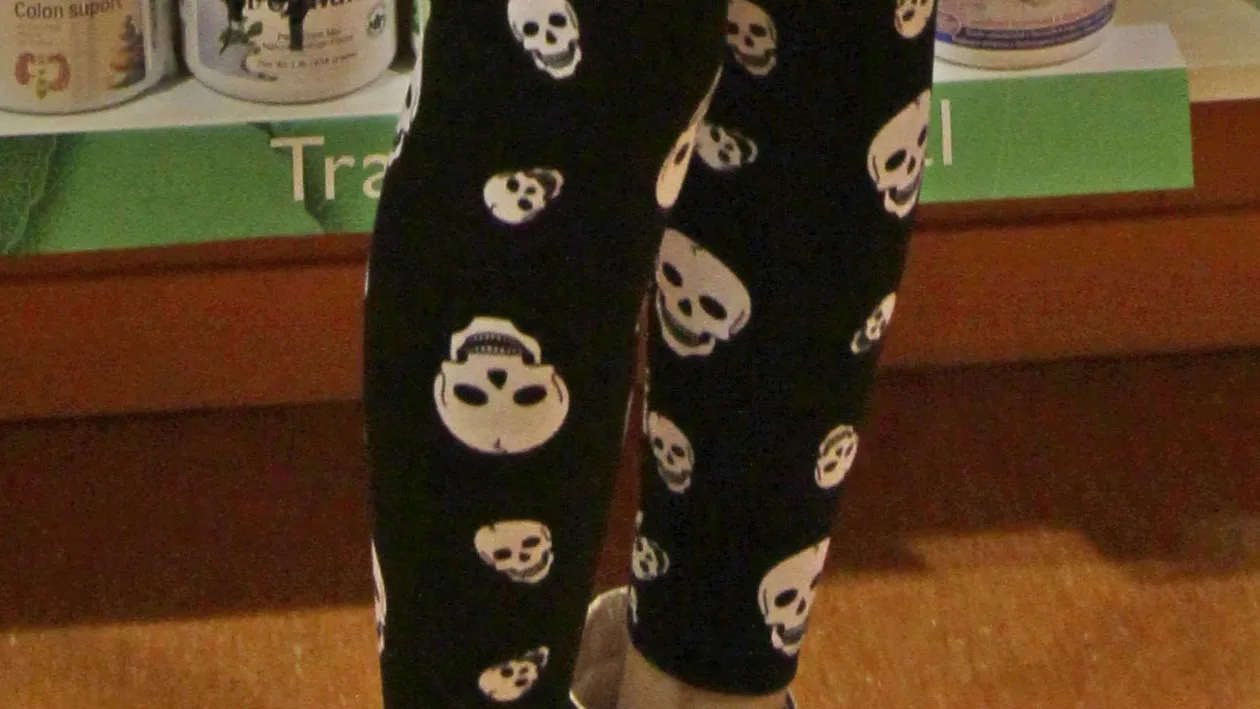 Are patru copii acasa, dar se imbraca precum o adolescenta! Ce vedeta de 32 de ani a iesit in lume cu colantii astia?