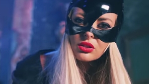DELIA a lansat un nou videoclip fierbinte! Cântăreaţa şi-a etalat posteriorul şi s-a distrat cu o păpuşă gonflabilă