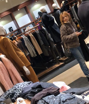 Însărcinată pentru a doua oară, Simona Gherghe se menține în formă la mall
