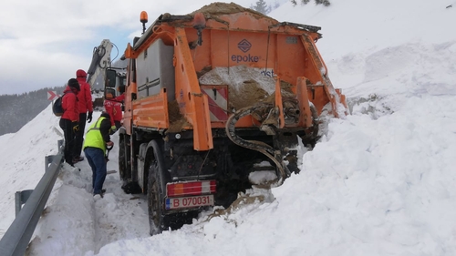 VIDEO. Avalanșă puternică în zona Dichiu-Sinaia. Un drum județean a fost blocat mai multe ore