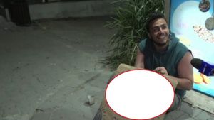 Un sucevean a stat aproape 1 lună la mare cu doar 100 de lei. Mesajul scris pe o pancartă: “Am făcut tot ce se poate”
