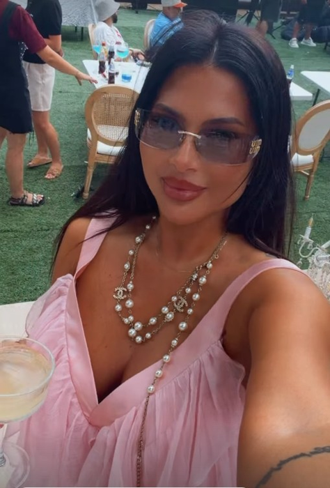 Roxana Dobre, ținută specială de nașă. Cum s-a îmbrăcat soția lui Florin Salam