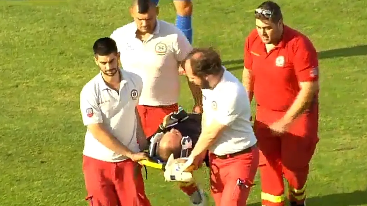Marius Avram, momente de groază pe teren. Arbitrul a fost scos pe targă de la meciul pe care îl conducea în Europa League
