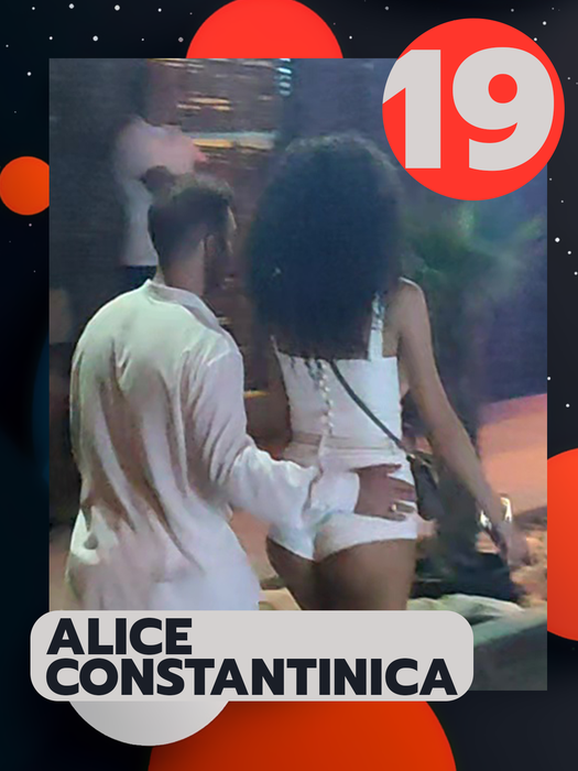 TOP 20 sexy vedete care au arătat tot! Daniela Crudu, Lidia Buble sau Andreea Bănică s-au încurcat în…pantalonașii buclucași!