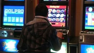 Ca la noi, la nimeni! S-a ales cu capul zdrobit după ce a râs de ghinionul unui jucător înrăit al păcănelelor