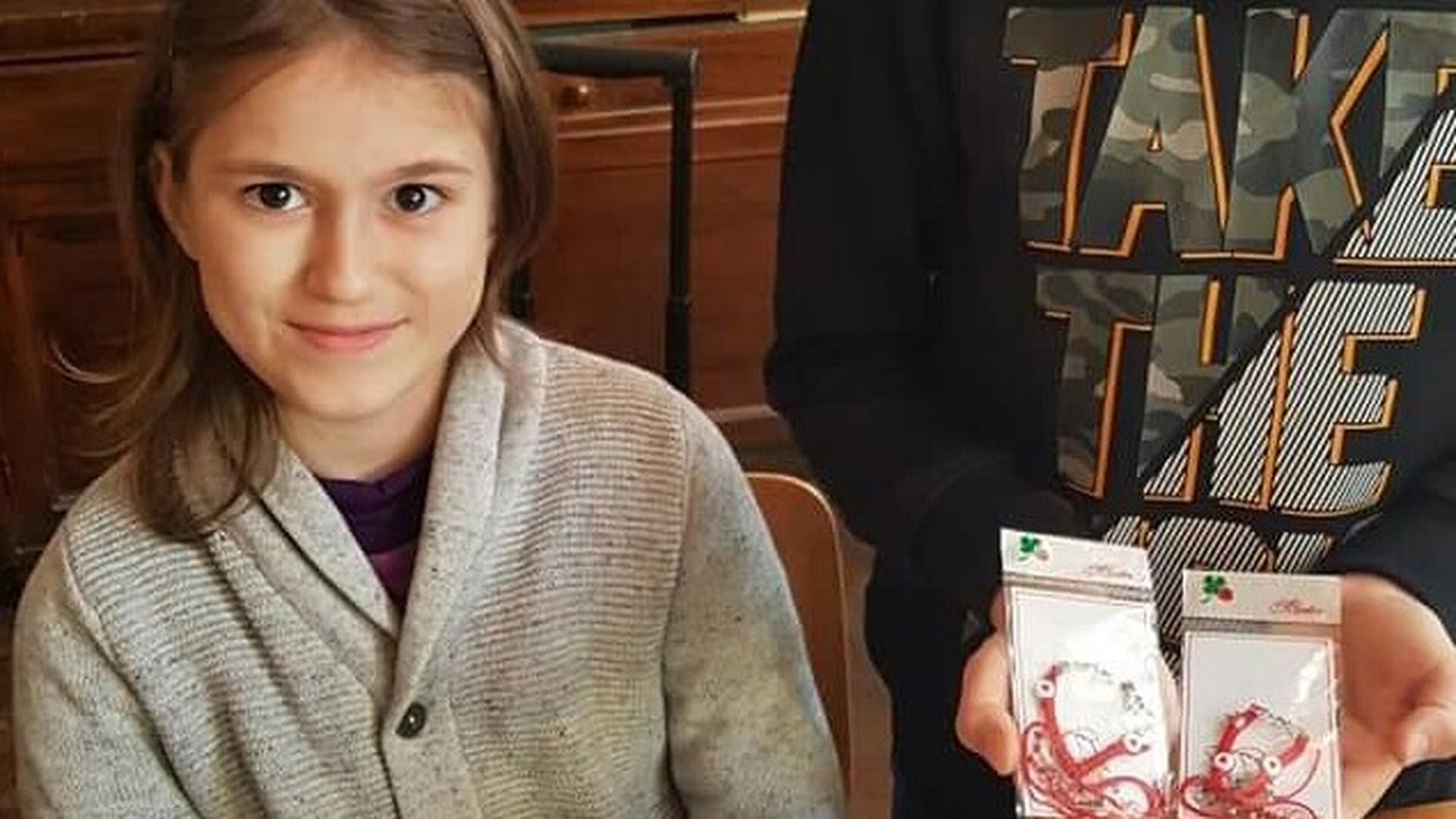 Exemplu de voință și modestie. La 10 ani, Ștefania din Prahova vinde brățări și mărțișoare făcute de ea ca să poată merge într-o excursie cu colegii - VIDEO