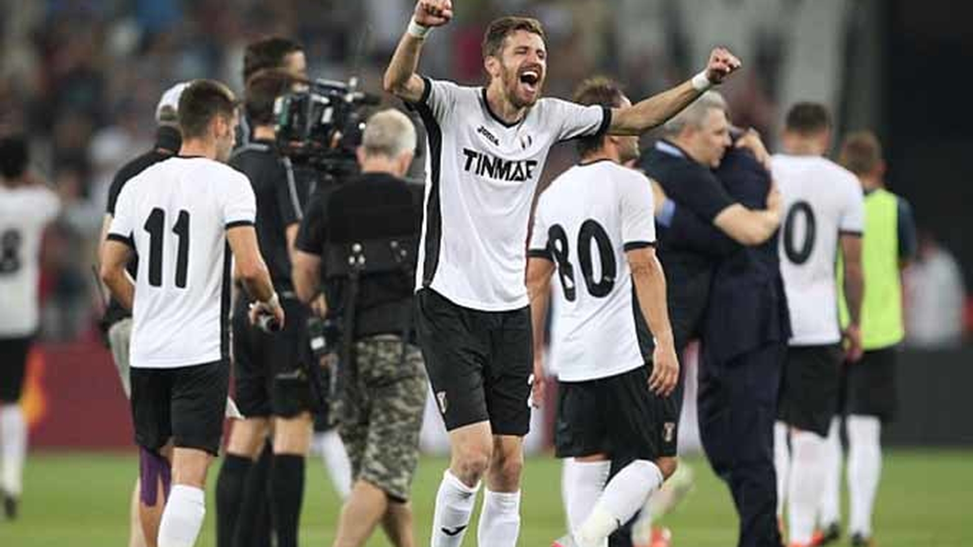 Scene halucinante în timpul meciului Astra - West Ham! Un suporter a fost bătut cu bestialitate şi, se pare, ar fi vorba despre un român!