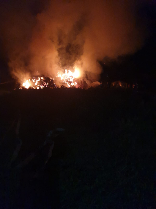 Depozit de furaje, incendiat în Teleorman. Focul risca să se extindă la locuințele din apropiere