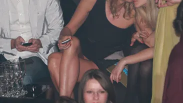 Julia Jianu, pozitii incitante in club. Are sau nu chiloti pe ea?