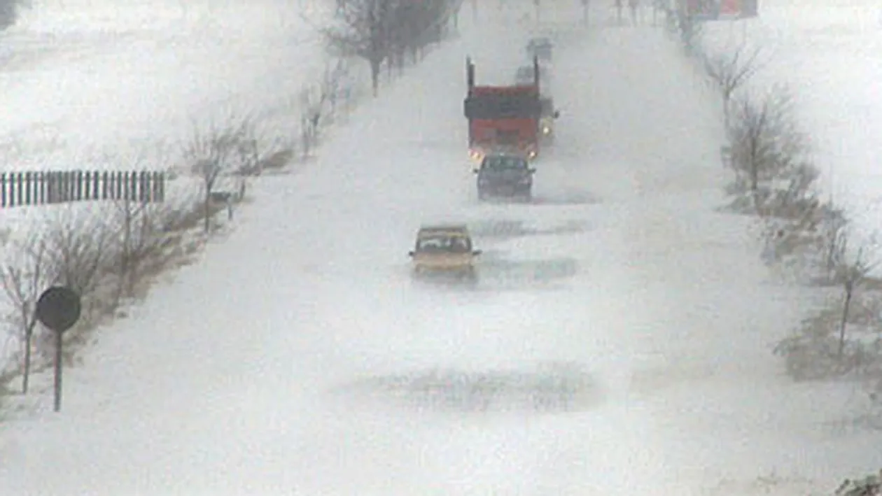 Ninsoare, frig şi trafic în condiţii de iarnă: Mai multe drumuri sunt acoperite cu zăpadă