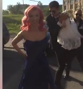 Andreea Bălan şi-a schimbat rochia după ceremonia religioasă de botez