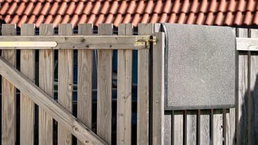 Un pensionar de 102 ani riscă să fie pedepsit de lege. Ce apare pe gardul casei sale de fiecare dată când îl curăță