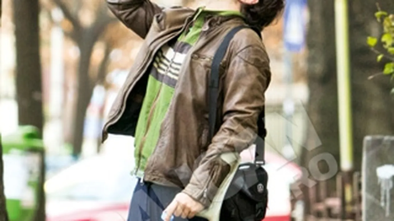 El in carje, ea pe fuga! Primele poze cu Dana Rogoz si iubitul sarutandu-se!