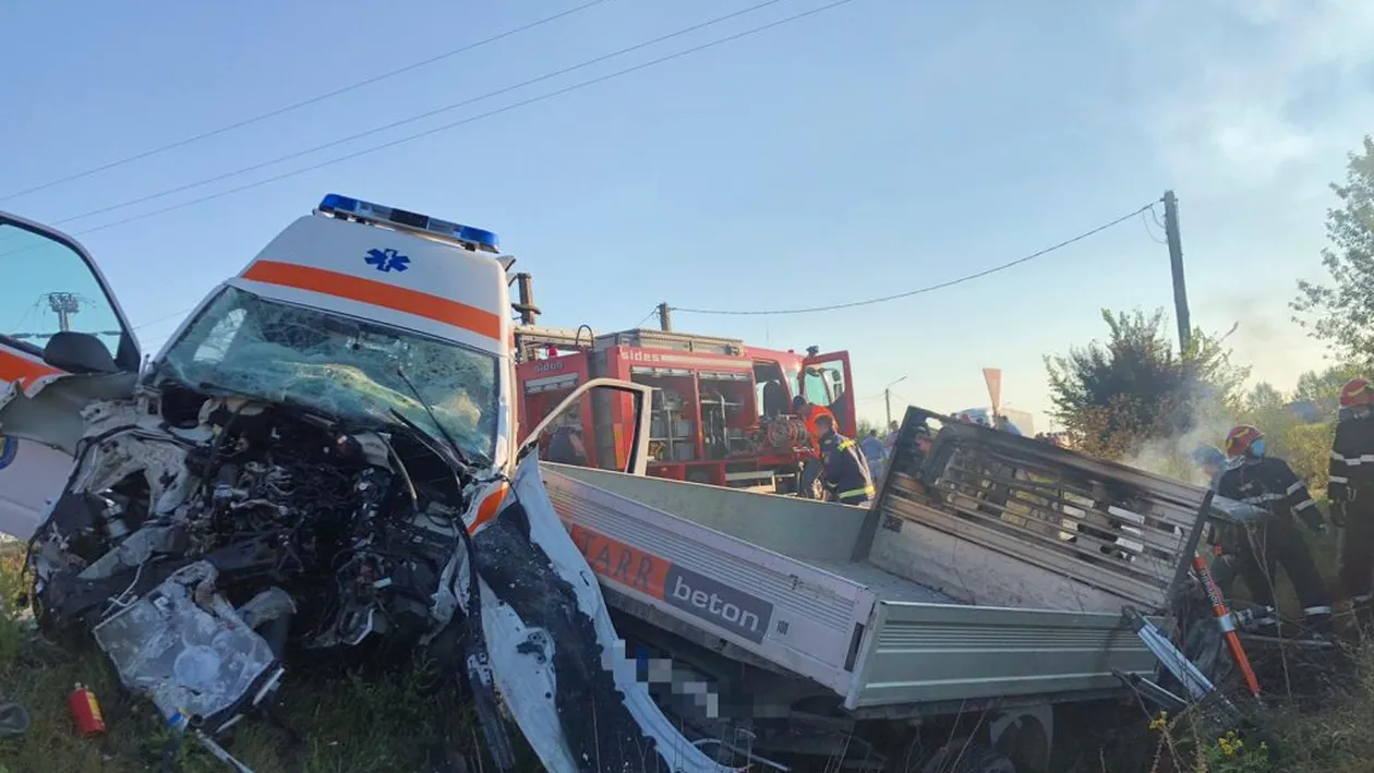 Accident grav la Satu Mare! O ambulanță și o autoutilitară s-au ciocnit violent. După impact, unul dintre șoferi a ars de viu