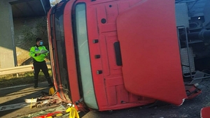 Accident pe A1! Un tir s-a răsturnat, iar șoferul a rămas încarcerat. Circulația este oprită