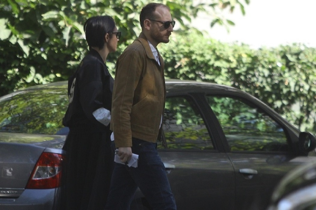 Andreea Marin şi iubitul ei merg ţinându-se de mână pe stradă