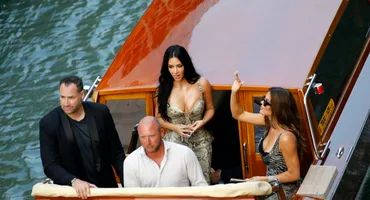Kim Kardashian, apariție RĂVĂȘITOARE la nunta lui Jeff Bezos cu Lauren Sanchez. Rochia Versace, purtată de vedetă, i-a făcut pe toți să-și dea coate!