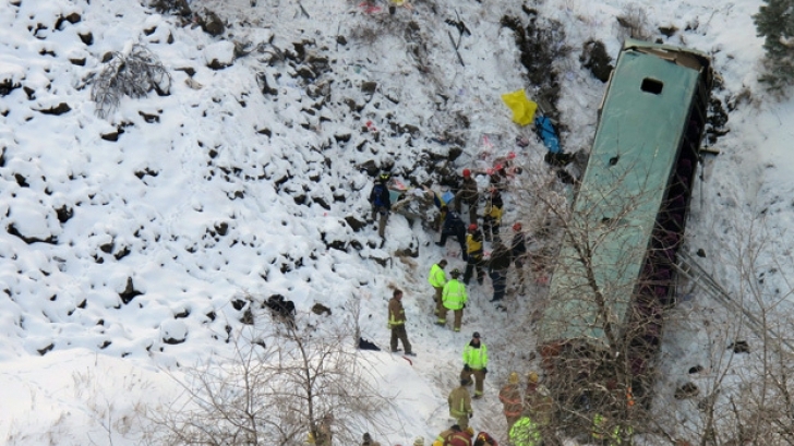 Grav accident rutier în SUA: Cel puţin nouă au murit după ce un autocar a căzut într-o prăpastie