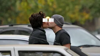  Poza care a pornit o telenovelă de România, cu rock, abonamente la Zapp și un sărut în parcare