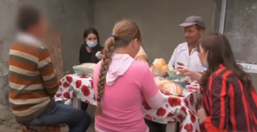 Ce i-au pus părinții Vulpiței de la Acces Direct pe masă, când i-a vizitat la Blăgești. Au luat prânzul în curte