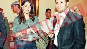 Giulia si-a invitat concurenta la o lectie de machiaj