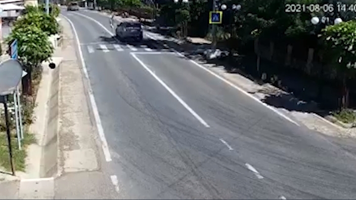 Imagini șocante! O bătrână a fost spulberată pe trecerea de pietoni de o tânără cu un BMW în județul Suceava