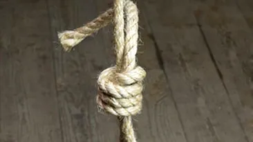 VIDEO TERIBIL! Sinucidere sau crima? Sot si sotie, gasiti spanzurati fata in fata