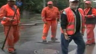VIDEO Cel mai descreierat muncitor! Asfalteaza o strada intreaga pe o ploaie torentiala: "Ce p**a mea vreti, ma? Ce sa fac cu materialu' daca a inceput sa ploua?" - A sarit sa-l ia la bataie pe reporter!