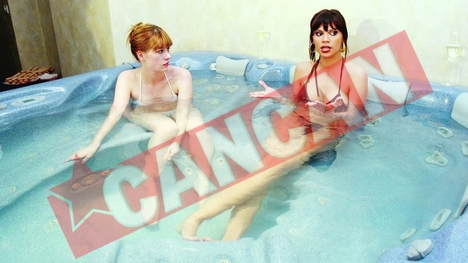 Laura Andresan a primit ziaristii in jacuzzi