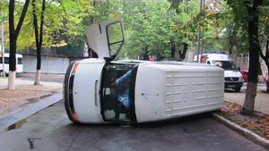 Microbuz răsturnat în Vrancea. Cinci persoane au fost rănite