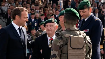 Emmanuel Macron, lovit cu palma peste față de un bărbat în timpul unei plimbări în regiunea Drome, aflată în sud-estul Franței | VIDEO
