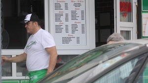 Ipostaza-soc la fast-food! Fostul sot al lui Teo si-a pus sortul si a trecut in spatele tejghelei.
