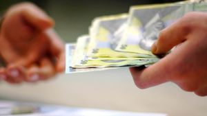 Veste bună pentru români! Anunţul oficial a fost făcut în urmă cu puţin timp! Iată cu cât va creşte salariul minim de la 1 februarie