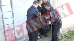 Se bat pentru custodia copilului politistului asasin