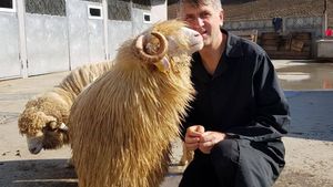 Cine e fratele lui Cristian Pomohaci! Fostul preot a minţit că este chestor general