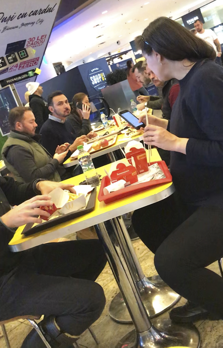 Soția s-a bucurat de mâncarea comandată