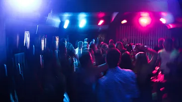 Scandal într-un club din Vaslui. Doi tineri sunt cercetați pentru distrugere după ce au aruncat cu pahare și...