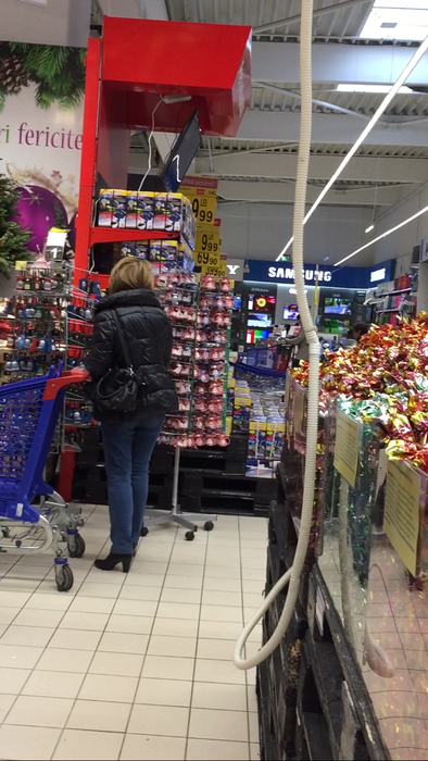 Doamna Băsescu a studiat atent oferta, uitându-se la mai multe raioane