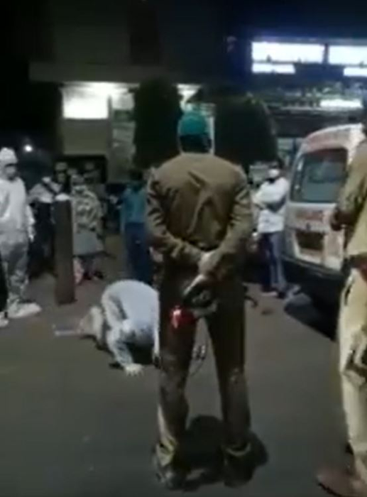 O femeie din India care avea COVID ​a murit după ce polițiștii i-au luat butelia de oxigen ca să ajute un VIP. Imaginile sfâșietoare cu fiul pacientei care i-a implorat în genunchi să nu ia recipientul | VIDEO
