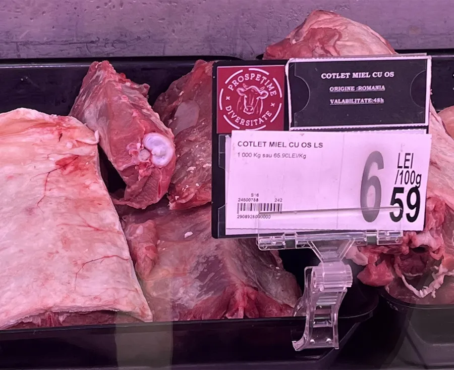 Cu ce preț se vinde cotletul de miel în Carrefour. Românii au crezut că este o eroare