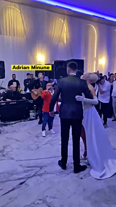Adrian Minune a făcut spectacol în fața mirilor (SURSA FOTO: CANCAN.RO)