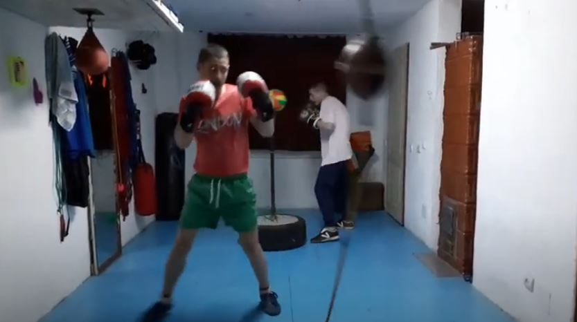 Giuliano Stroe împlinește în curând 17 ani și este un adolescent pasionat de box, la fel ca fratele lui, Claudio