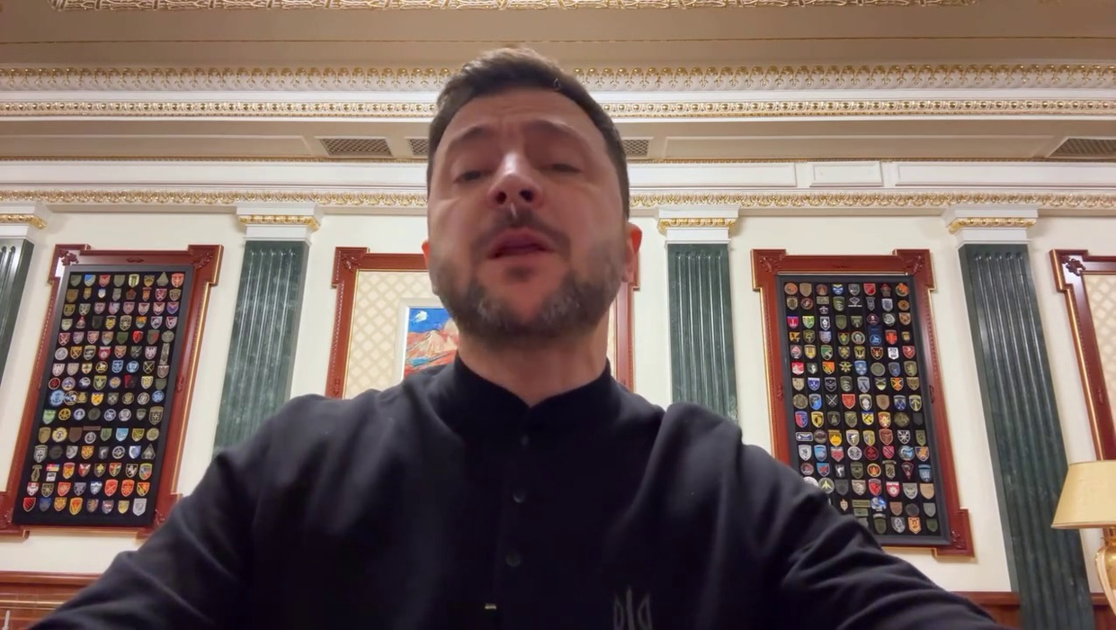 Moment bizar în timpul unui monolog oferit de Volodimir Zelensky. Ceva alb îi cade din nas, în timp ce vorbește