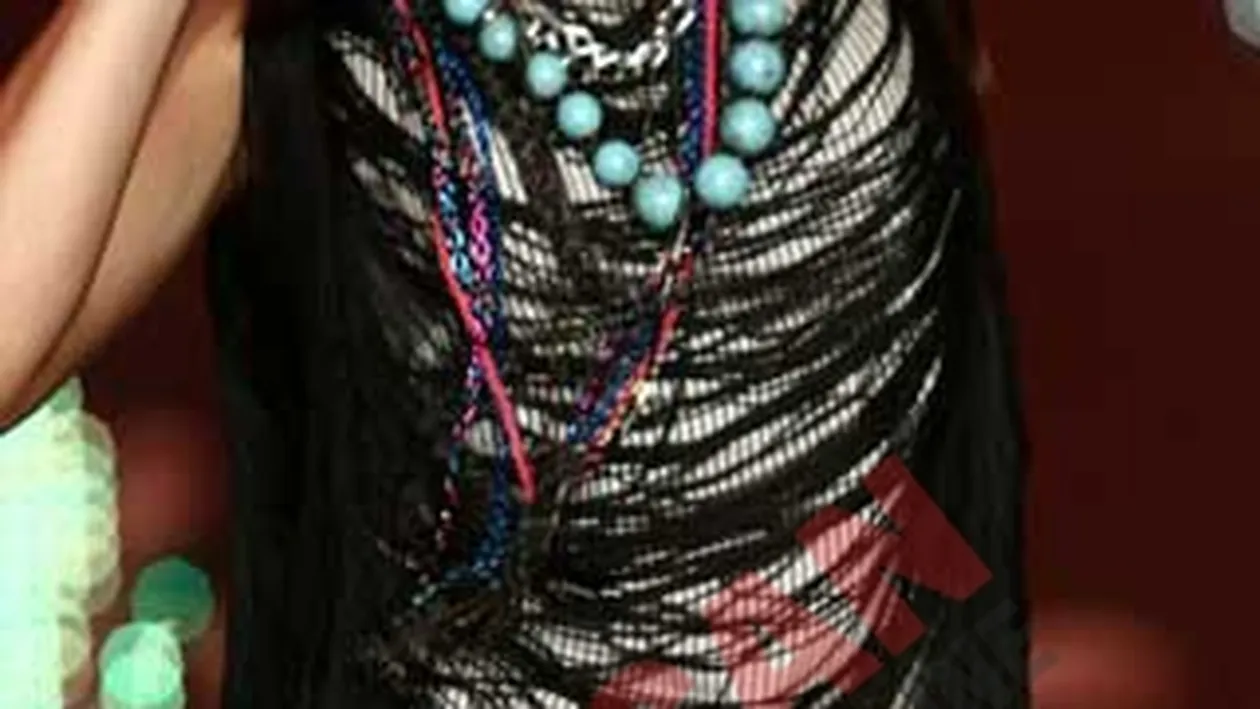 Camelia Stanciu a cantat cu bikinii la vedere