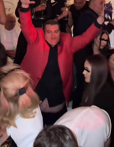 Pescobar i-a dat 25.000 de euro dintr-un foc, iar acum face milioane din combinații! Cine este, de fapt, ”Doctorul” care a devenit vedetă pe TikTok, după ce a lins pahare și decolteuri la Loft